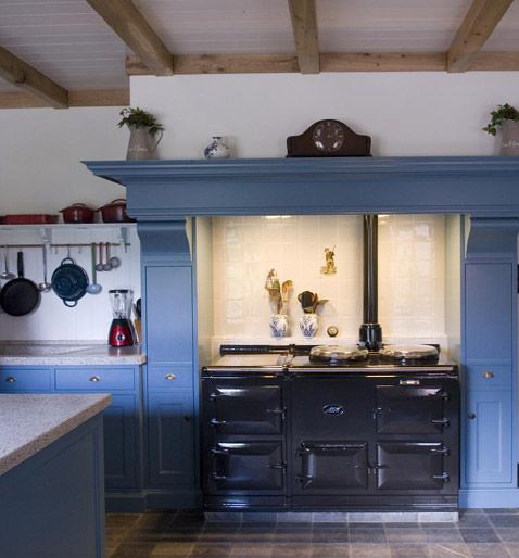 Nostalgische blauwe keuken met pomp Harskamp