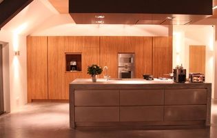 Strakke RVS-keuken met betonblad
