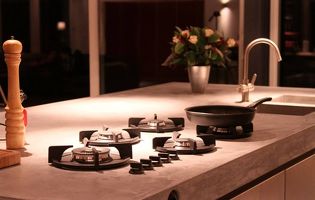 Handgemaakte designkeuken met pittcooking