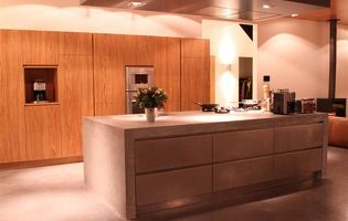 Strakke RVS-keuken met betonblad