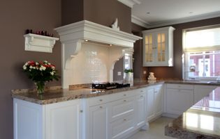 Witte keuken met keukeneiland