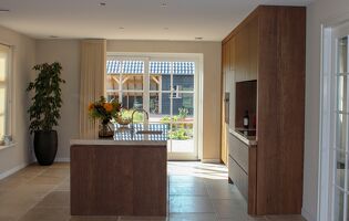 Landelijke keuken van hout in moderne stijl