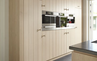 Moderne designkeuken met hoge kastenwand
